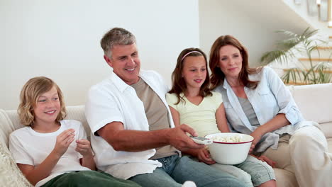 Familie-Isst-Popcorn-Beim-Fernsehen