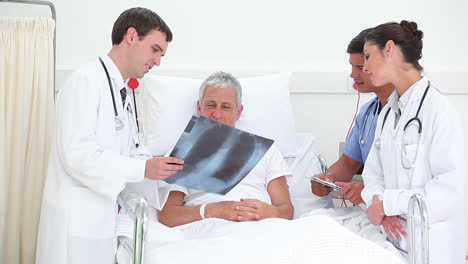Arzt-Hält-Ein-Röntgenbild-Während-Er-Mit-Einem-Patienten-Spricht