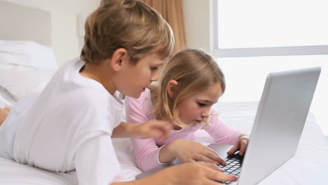 Children-playing-with-a-laptop