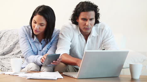 Couple-calculating-their-expenses