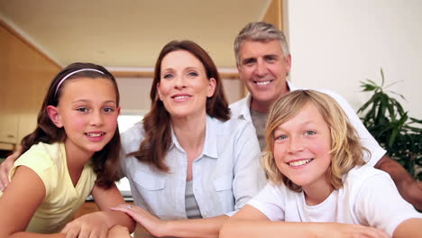 Familia-Feliz-Saludando-A-La-Cámara