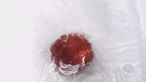 Apple-falling-into-water-in-super-slow-motion