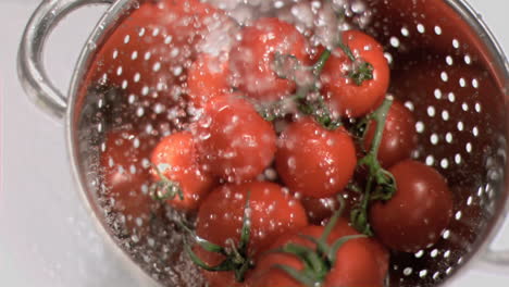 Tomaten-Werden-In-Superzeitlupe-Gewaschen