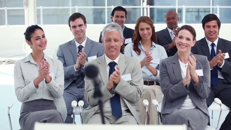 Business-people-applauding