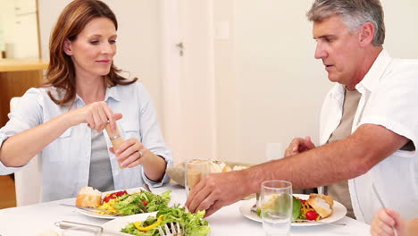 Familia-Sazonando-Su-Comida