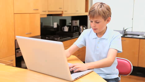 Kleiner-Junge-Der-Einen-Laptop-Verwendet