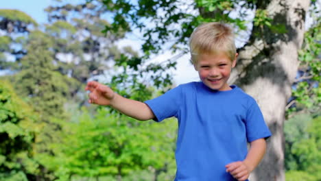 Niño-Saltando-En-Un-Parque-Con-Los-Brazos-Levantados