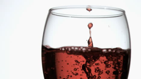 Rotwein-In-Superzeitlupe-Tropft-In-Ein-Glas