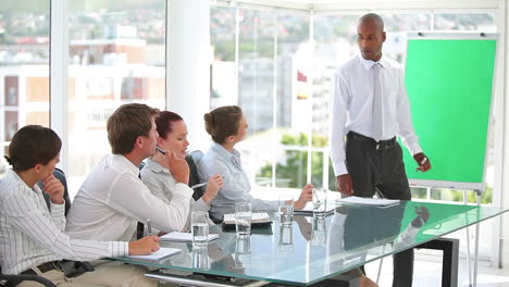 Equipo-De-Negocios-En-Una-Sala-De-Conferencias