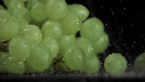 Uvas-Verdes-En-Cámara-Súper-Lenta-Recibiendo-Gotas