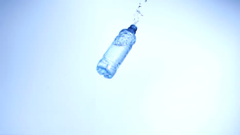 Eine-Wasserflasche-Prallt-In-Superzeitlupe-Zurück