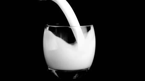 Milch-Wird-In-Superzeitlupe-Eingeschenkt
