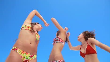 Tres-Chicas-Bailando-Juntas-En-Bikini