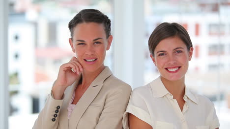 Zwei-Geschäftsfrauen-Stehen-Zusammen