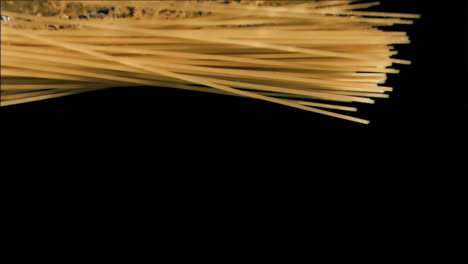 Spaghetti-Fallen-In-Superzeitlupe-Ins-Wasser