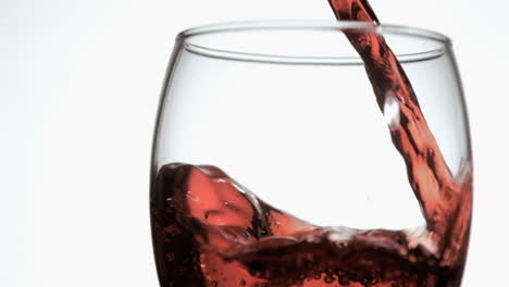 Rotwein-In-Superzeitlupe-Fällt-In-Ein-Glas