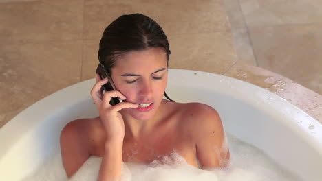 Frau-In-Einer-Badewanne-Beim-Telefonieren