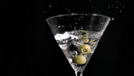 Oliven-Fallen-In-Superzeitlupe-In-Einen-Martini