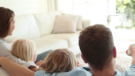 Familie-Sitzt-Zusammen-Beim-Fernsehen