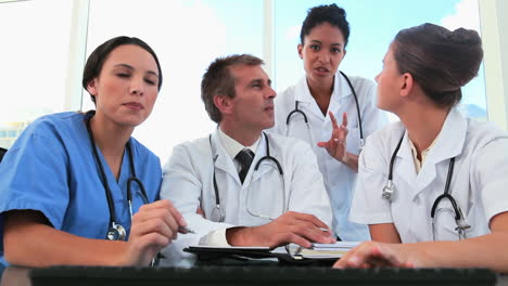 Medical-staff-working-with-a-computer