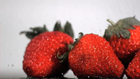 Tropfen-Fallen-In-Superzeitlupe-Auf-Erdbeeren