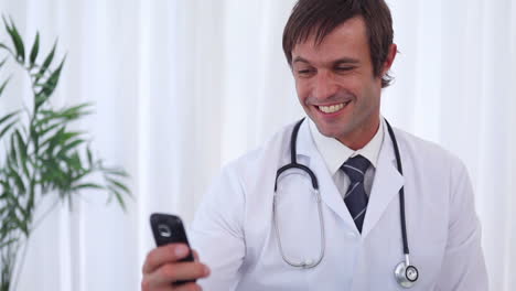 Glücklicher-Arzt-Der-Eine-SMS-Sendet