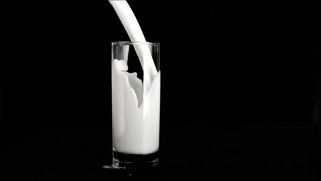 Milch-Wird-In-Superzeitlupe-In-Ein-Glas-Verschüttet