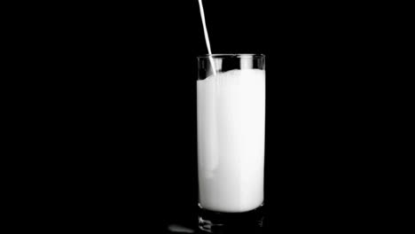 Trickle-of-milk-in-super-slow-motion-filling-a-glass