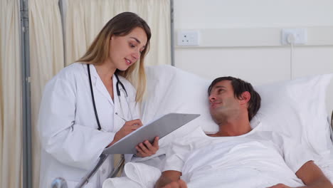 Arzt-Im-Gespräch-Mit-Einem-Patienten-In-Seinem-Bett