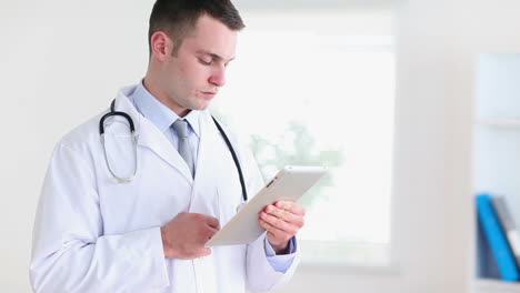Arzt-Mit-Einem-Tablet-Touchscreen-
