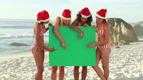 Cuatro-Chicas-Con-Sombreros-Navideños-En-La-Playa.