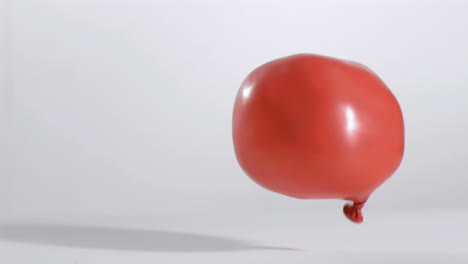 Roter-Ballon-Bewegt-Sich-In-Superzeitlupe
