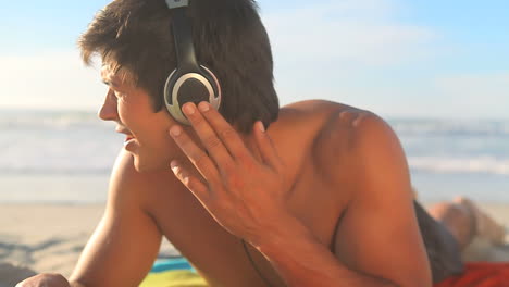 Hombre-Escuchando-Música-Con-Auriculares