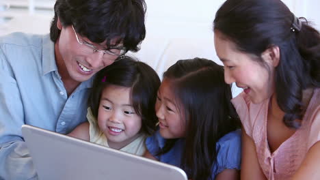 Familie-Lacht-Beim-Benutzen-Eines-Tablet-Computers