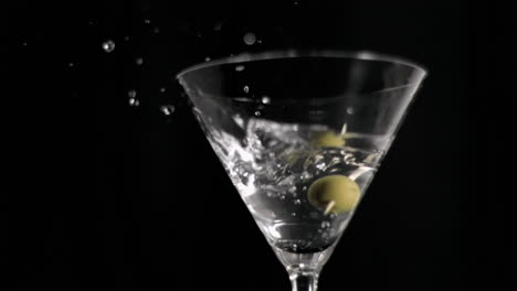 Eine-Olive-Fällt-In-Superzeitlupe-In-Einen-Martini