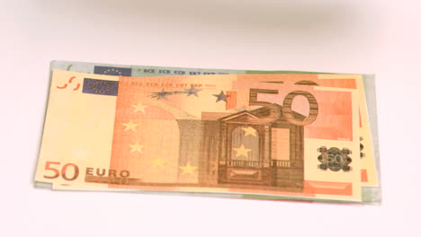 Wind-Weht-In-Superzeitlupe,-Um-Hundert-Euro-Banknoten-Zu-Zeigen-