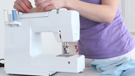 Woman-preparing-a-sewing-machine