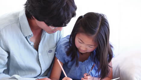 Padre-Ayudando-A-Su-Hija-Con-Su-Tarea