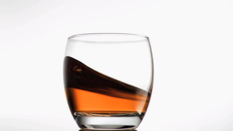 Whisky-Girando-En-Cámara-Súper-Lenta-
