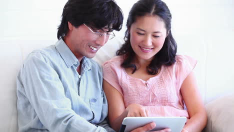 A-couple-using-a-tablet-computer-together