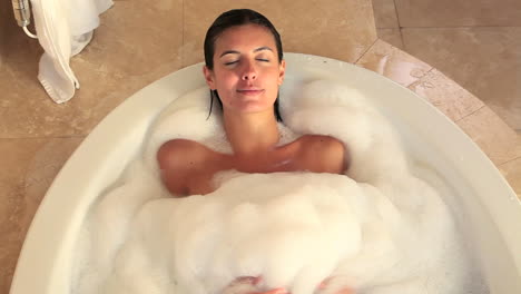 Peaceful-woman-in-her-bath