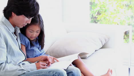 Padre-Haciendo-La-Tarea-De-Su-Hija-Con-Ella