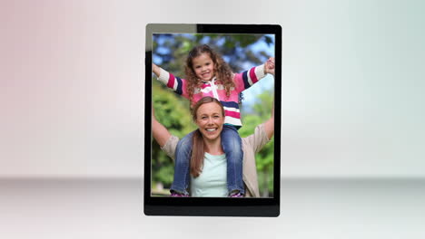 Video-Einer-Familie-In-Einem-Park-Auf-Einem-Tablet-Computer