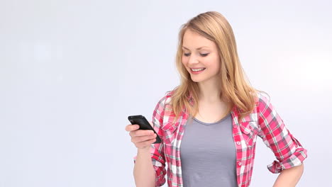 Young-blond-woman-showing-a-smartphone-screen-