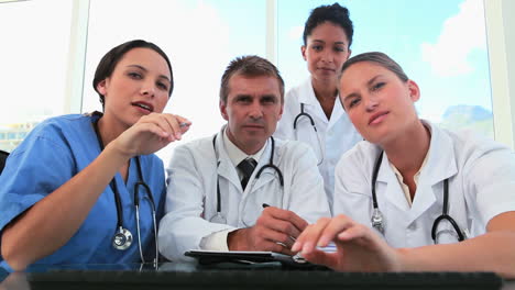 Medical-team-working-together-on-a-computer