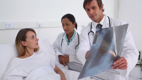 Doctor-Mostrando-A-Un-Paciente-Su-Radiografía-De-Tórax