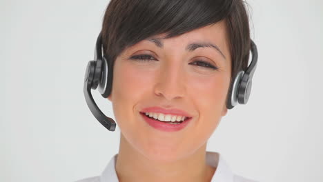 Geschäftsfrau-Lächelt,-Während-Sie-über-Ein-Headset-Spricht