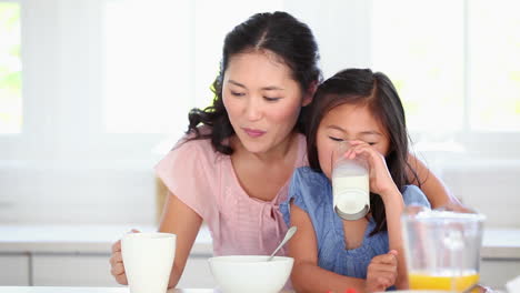 Madre-E-Hija-Bebiendo-Mientras-Se-Sientan-Juntas