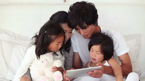 Family-concentrating-on-a-tablet-computer
