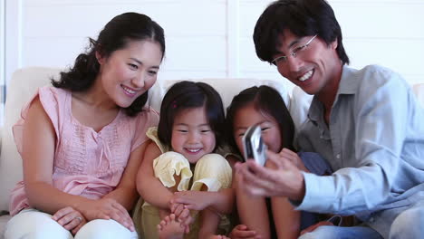 Familie-Macht-Ein-Foto-Von-Sich,-Während-Sie-Zusammensitzt